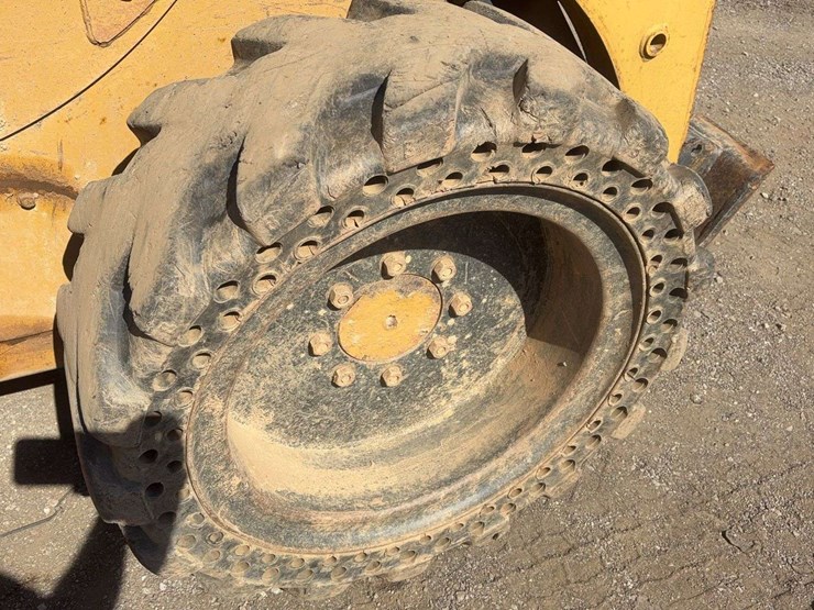 caterpillar-246-image-7