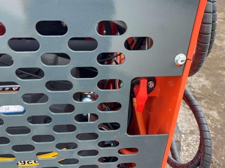 landhero-mini-stand-on-skid-loader-image-15