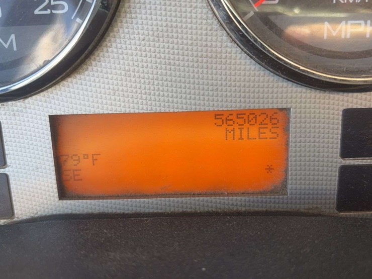 2010-international-lf517-lone-star-dump-truck-image-60