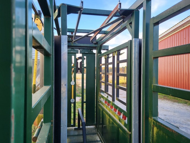 arrow-farmquip-8400-q-catch-cattle-squeeze-chute-w/alley-way---like-new-image-12