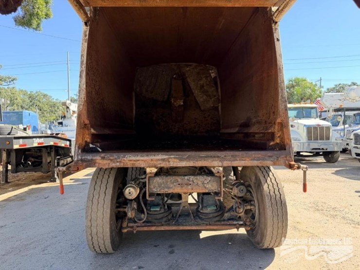 2013-crane-carrier-co.-garbage-truck-image-8