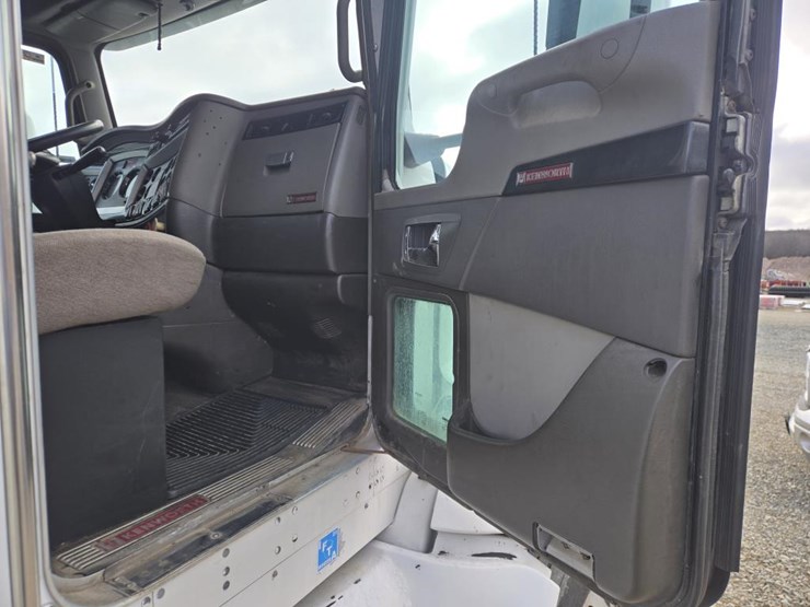 2013-kenworth-t660-image-38