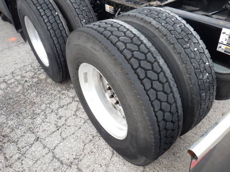 peterbilt-579-image-17