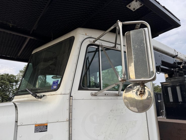 peterbilt-330-image-13