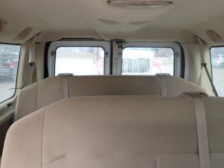 2010-ford-e350-xlt-image-39