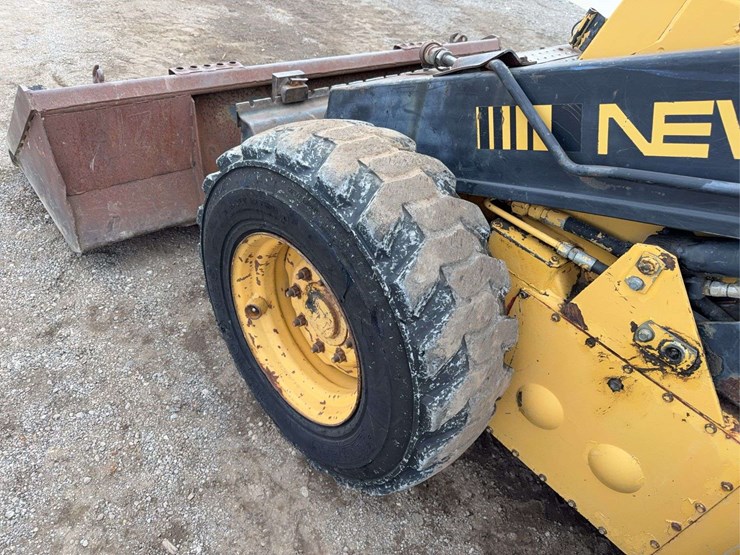 new-holland-l783-image-10