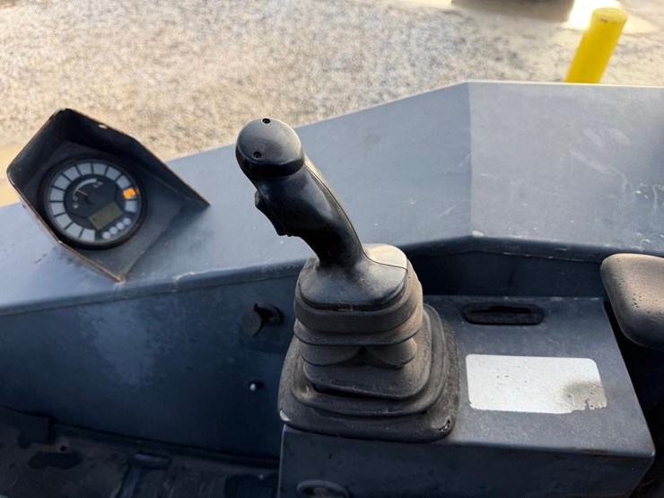 2014-deere-304k-image-22