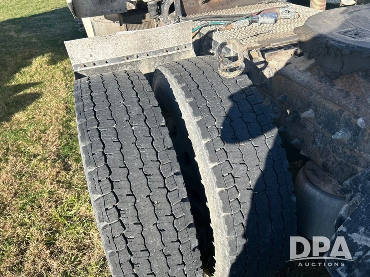 2010-peterbilt-386-image-30