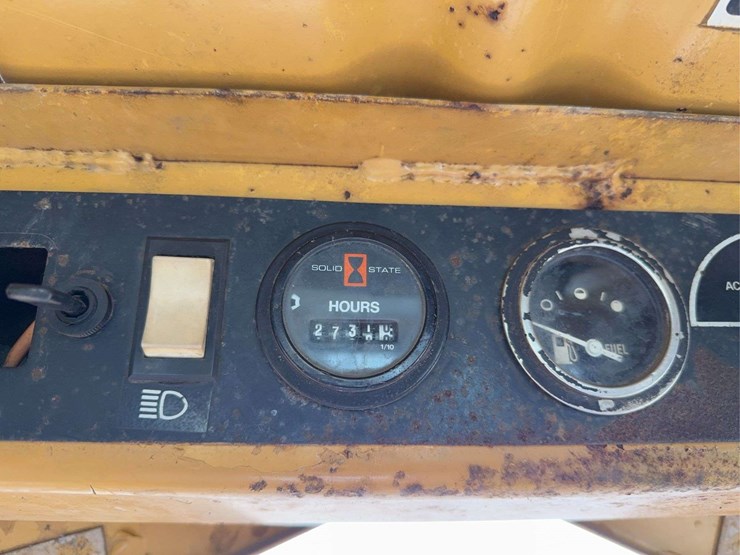 new-holland-l783-image-28