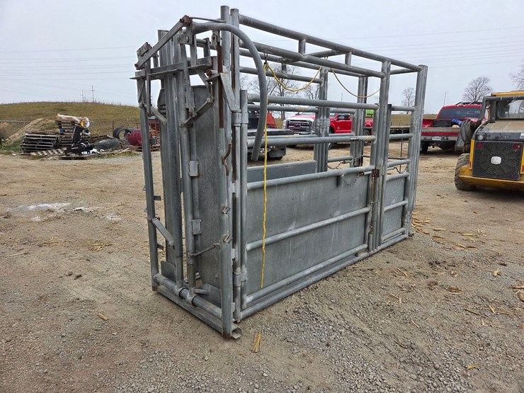 cattle-chute-w/-palpation-cage-image-2