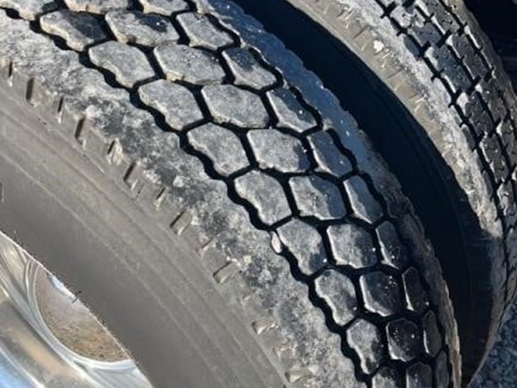 2019-peterbilt-567-image-9