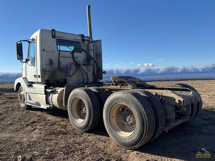 2007-volvo-vnl-semi-truck-image-3