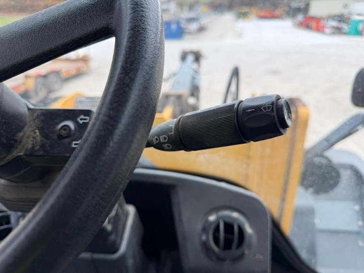 2020-deere-344l-image-27