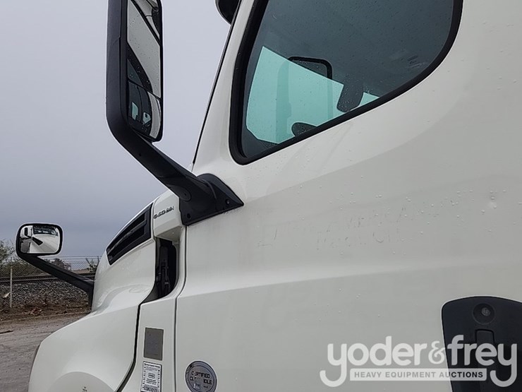 2019-freightliner-cascadia-126-image-17