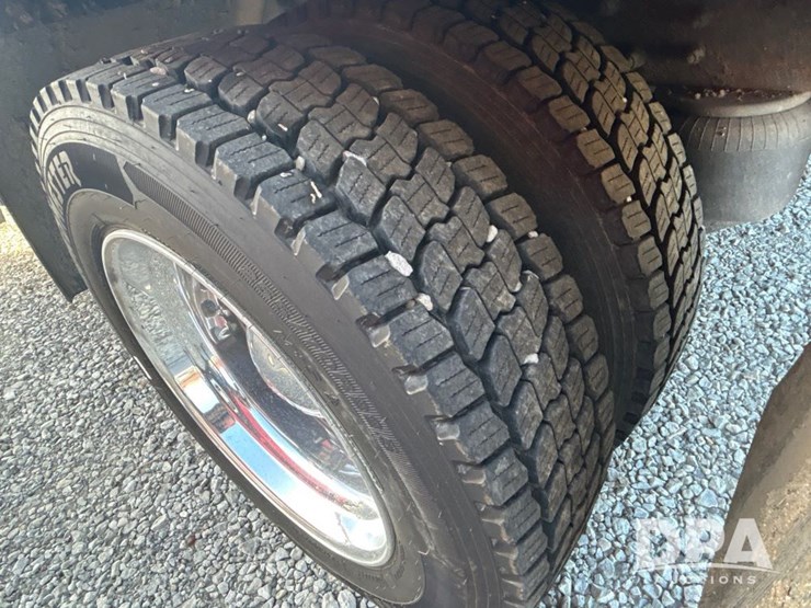 peterbilt-330-image-26