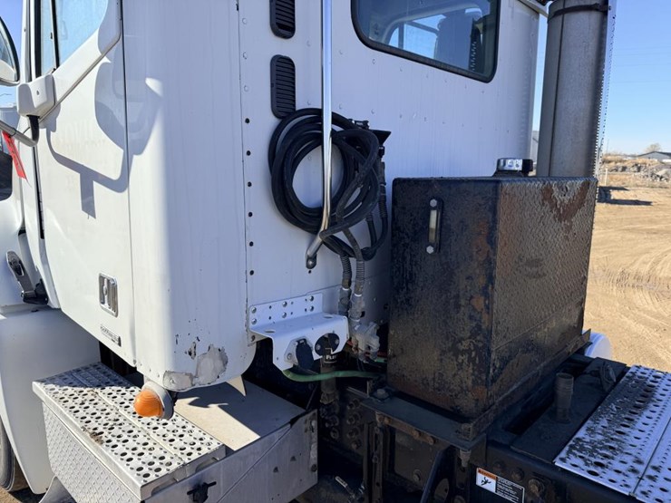 2007-freightliner-columbia-120-image-15