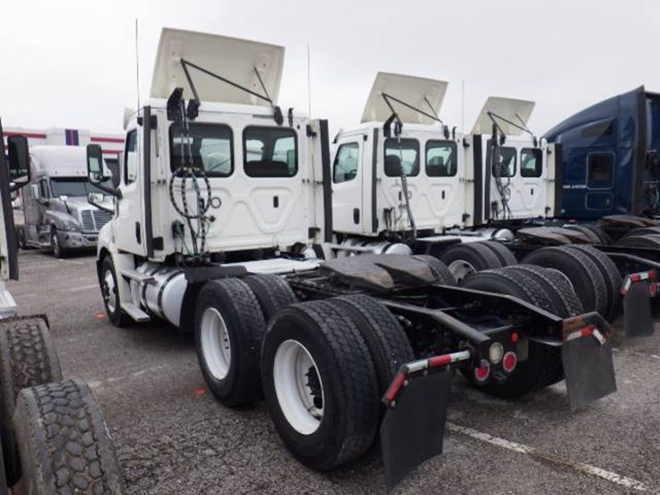 2018-freightliner-cascadia-126-image-13
