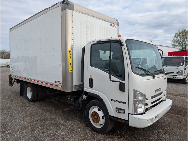 2019-isuzu-npr-image-2