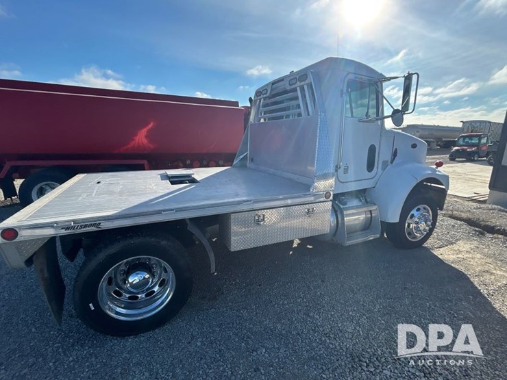 peterbilt-330-image-5