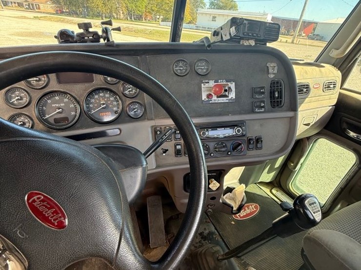 peterbilt-386-image-8