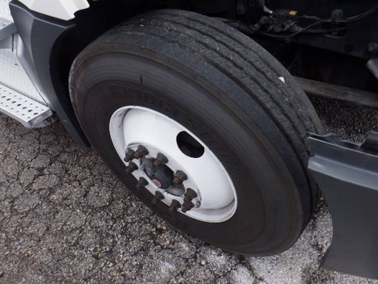 2018-freightliner-cascadia-126-image-25