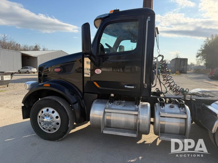 peterbilt-567-image-4