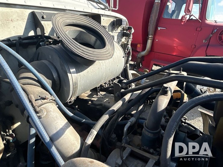 peterbilt-330-image-31