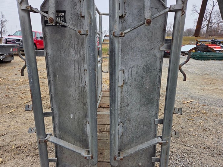 cattle-chute-w/-palpation-cage-image-25