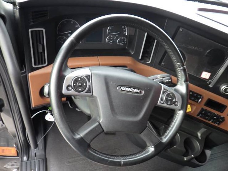 freightliner-cascadia-126-image-17