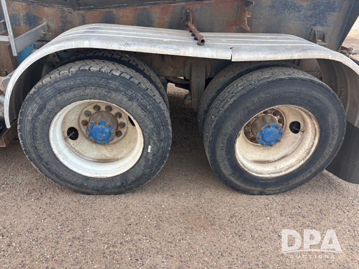 peterbilt-377-image-25