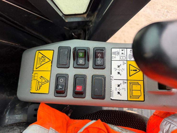 2020-bobcat-e85-image-32