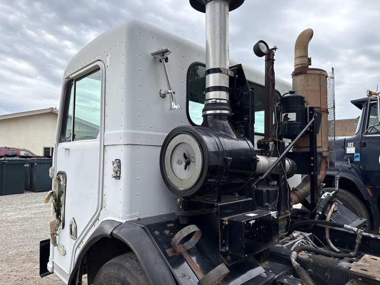 2005-peterbilt-320-image-9