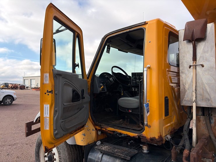 international-7400-image-28