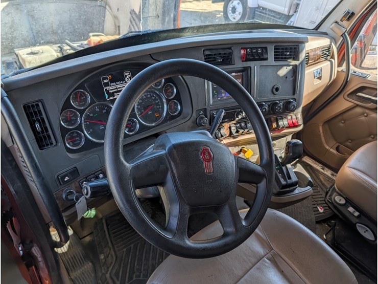 2017-kenworth-t680-image-26