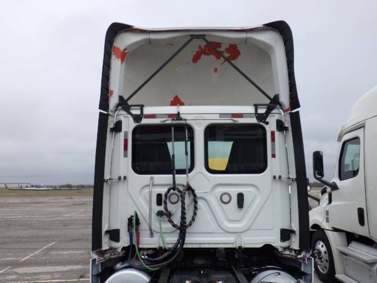 freightliner-cascadia-126-image-12