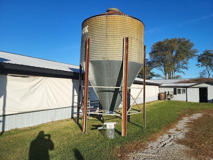 brock-12-ton-feed-bin-w/boot---bin-#6-image-1