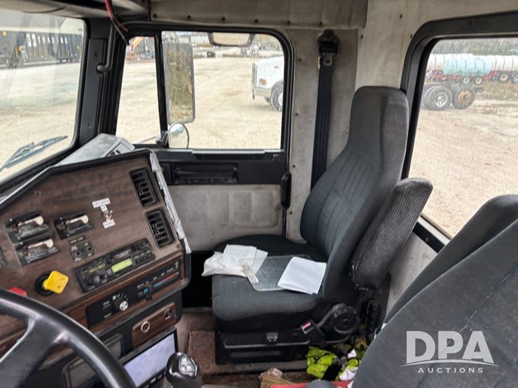 freightliner-fld112-image-78