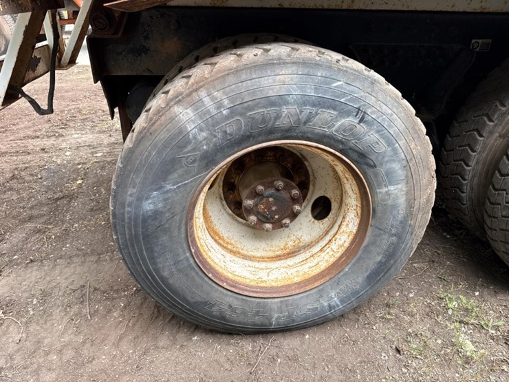 2005-peterbilt-320-image-60