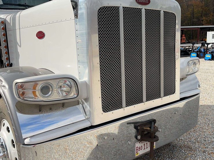 2009-peterbilt-389-image-8