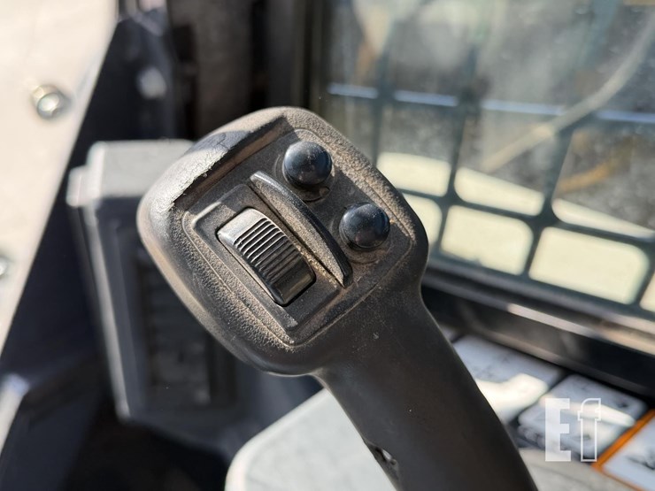 2017-deere-331g-image-38