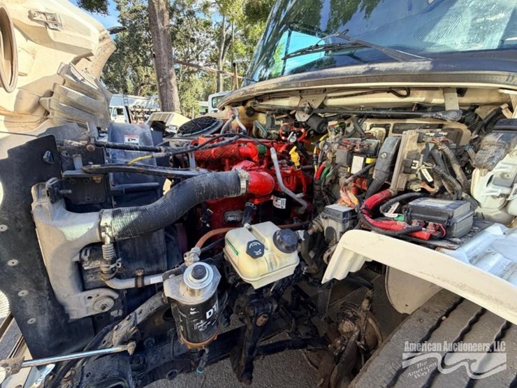 2015-freightliner-m2-106-image-11