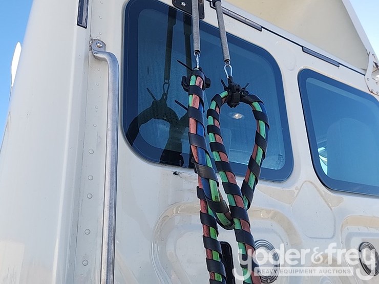 2018-freightliner-cascadia-125-image-26