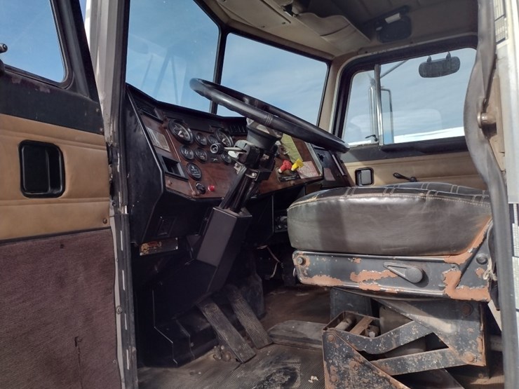 peterbilt-357-image-14