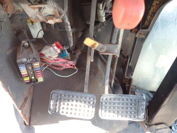 2008-kubota-m7040d-image-18