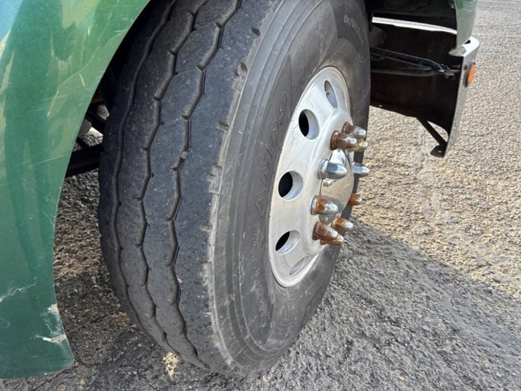 2001-kenworth-t300-image-12