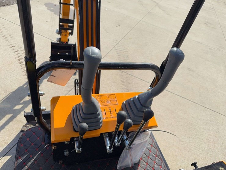 2025-miva-va13-mini-excavator-image-14