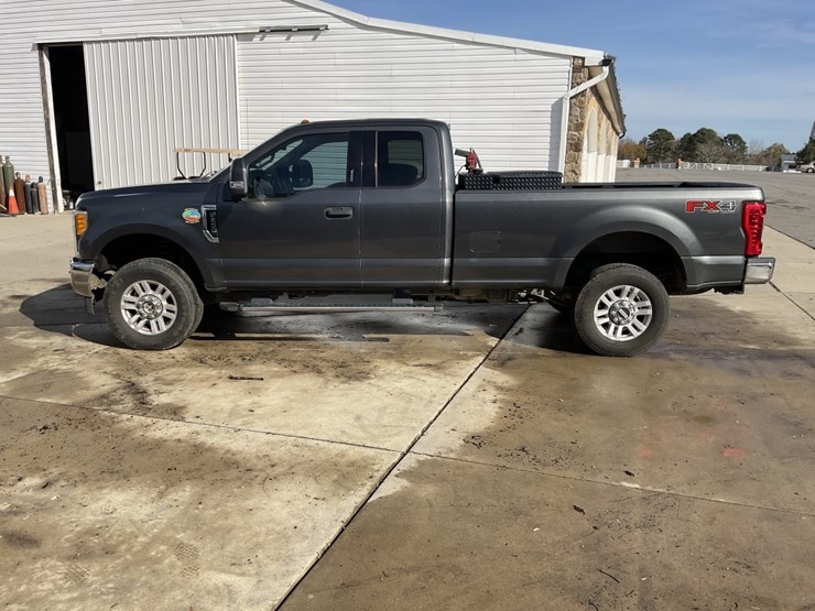 2016-ford-f250-xlt-image-1