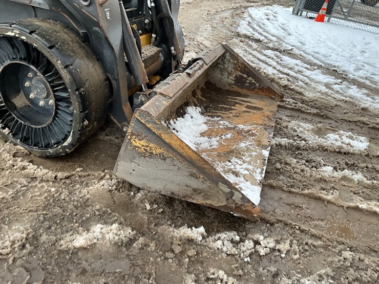 new-holland-l225-image-11