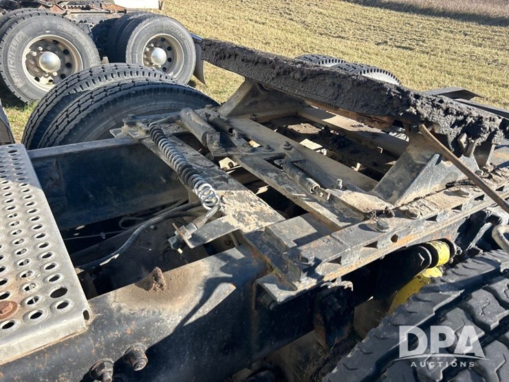 1996-freightliner-fld120-image-28