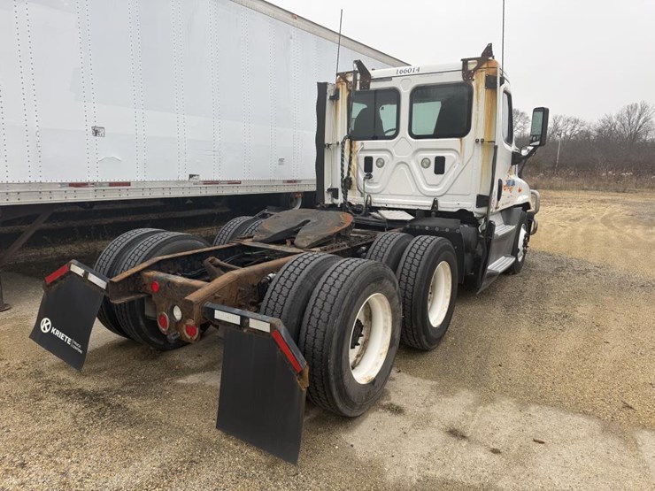 #1175-•-2016-freightliner-cascadia-day-cab-truck-tractor-image-7